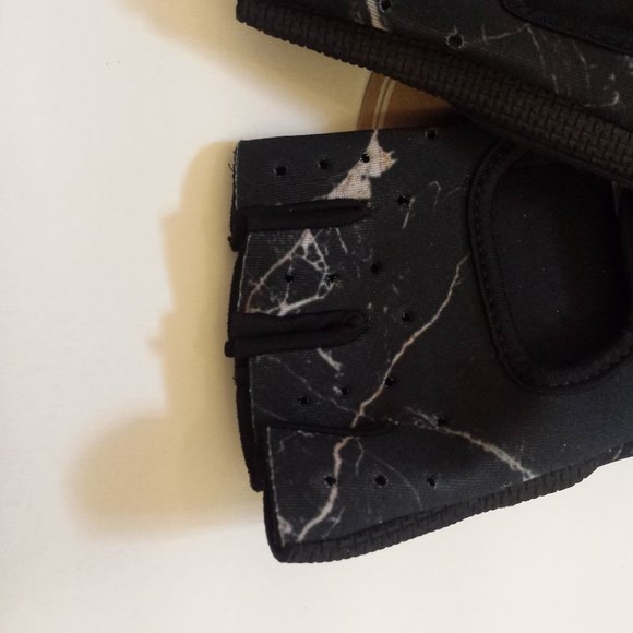 Oak and Reed Training Gloves - Picture 3 of 7